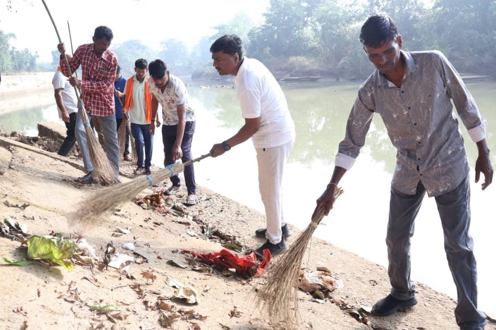 वन मंत्री केदार कश्यप ने संभाली झाड़ू, रामपुर आश्रम में जनभागीदारी से चला स्वच्छता अभियान