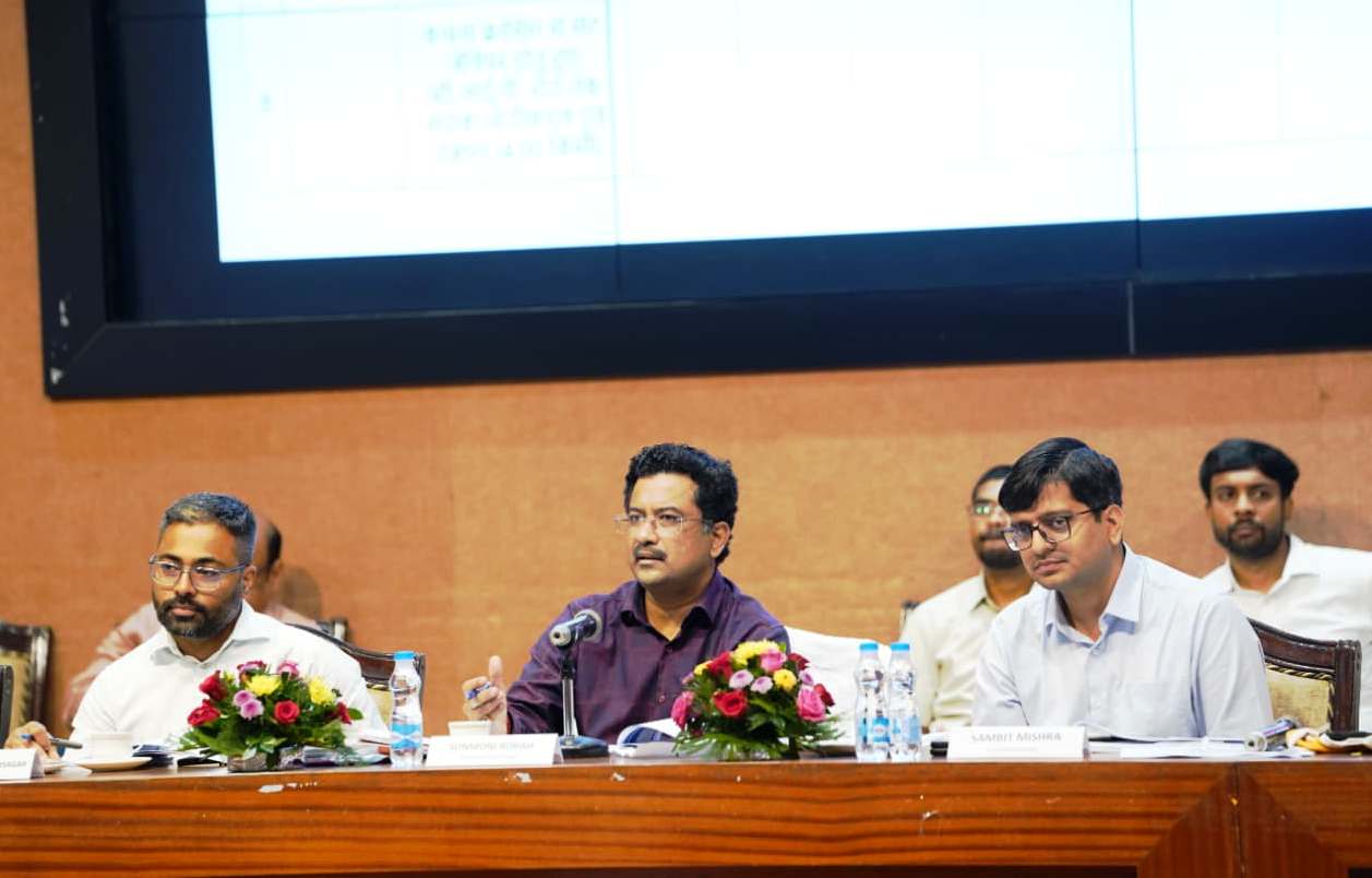 नागरिकों को ग्राहक मानकर प्राथमिकता और जवाबदेही से करें काम, पीएम आवास में लापरवाही और शहर की बदहाल सफाई व्यवस्था पर प्रमुख सचिव सोनमणि बोरा ने अधिकारियों को लगाई कड़ी फटकार