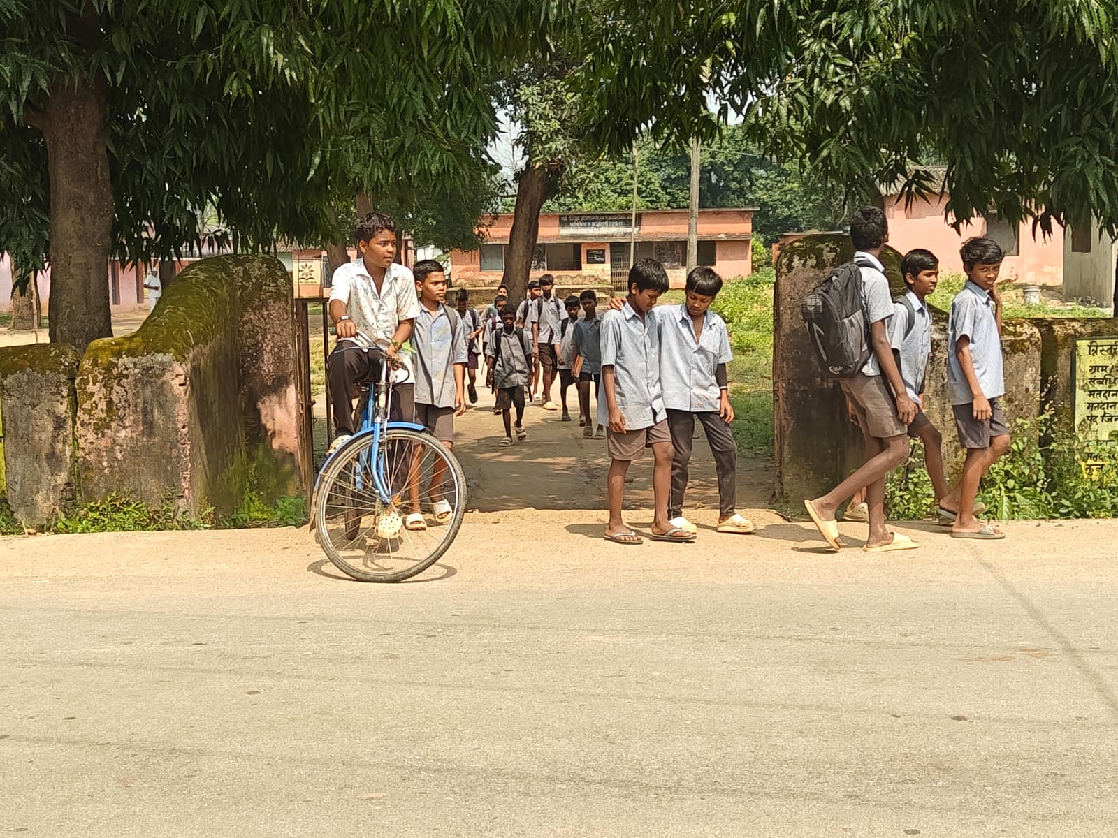 स्कूल के गेट से सटी सड़क पर फर्राटे भरते वाहन, खतरे में नौनिहालों की सुरक्षा;  आवेदन के बावजूद दो साल से लंबित स्पीड ब्रेकर की मांग पर कब कार्रवाई करेगा प्रशासन - बच्चों की सुरक्षा पर जिम्मेदार विभागों की चुप्पी क्यों?