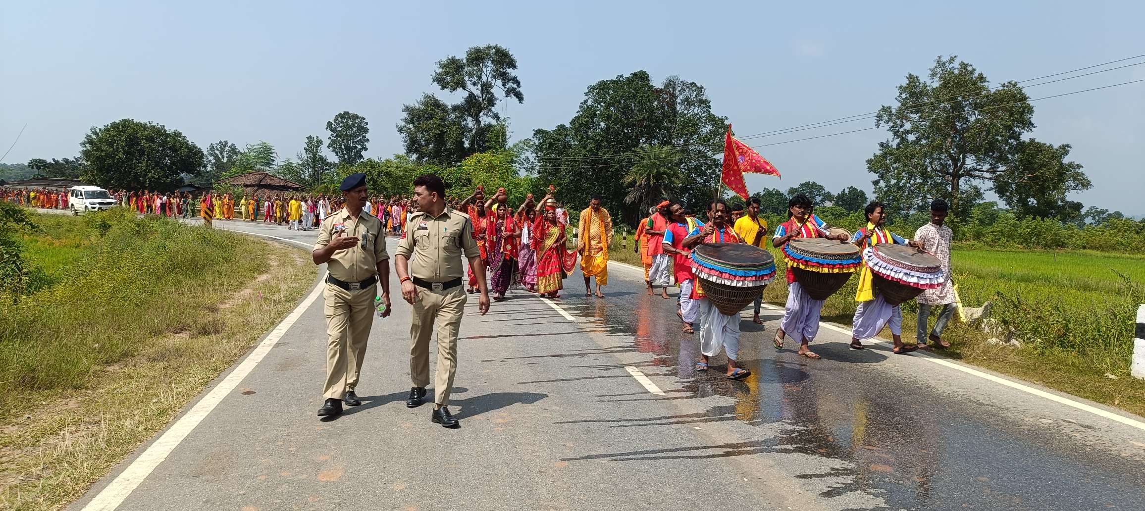 नारायणपुर में शारदीय नवरात्र पर  महिलाओं और युवतियों ने निकाली भव्य कलश यात्रा, ढोल-नगाड़ों और &lsquo;जय माता दी&rsquo; के जयकारों से भक्तिमय हुआ पूरा क्षेत्र, कपरी नदी से जल लाकर विधि-विधान से हुई कलश स्थापना