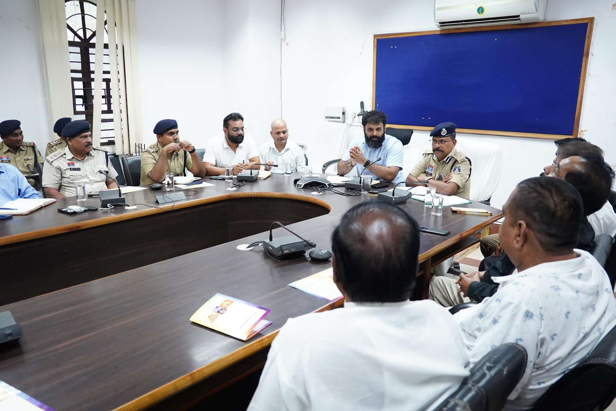 जशपुर में शांतिपूर्ण दशहरा आयोजन की तैयारी तेज, कलेक्टर रोहित व्यास ने पूजा स्थलों, रथ यात्रा मार्ग और रणजीता स्टेडियम की व्यवस्थाएं दुरुस्त करने के दिए निर्देश