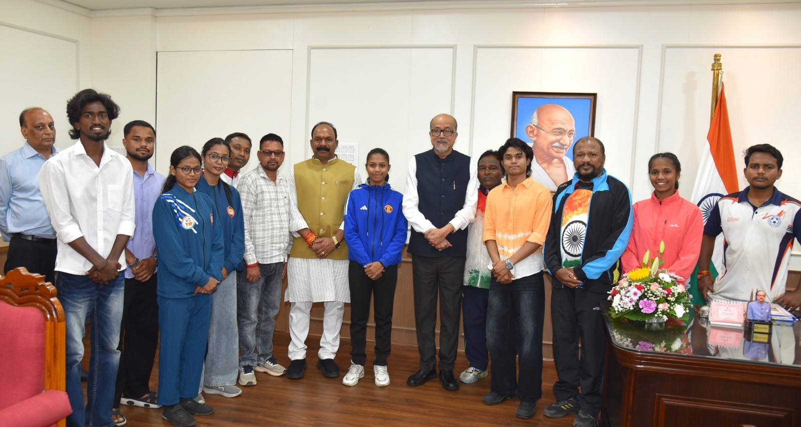 राष्ट्रीय-अंतरराष्ट्रीय स्तर पर छत्तीसगढ़ का मान बढ़ाने वाले उत्कृष्ट खिलाड़ियों से राज्यपाल रमेन डेका ने की मुलाकात, उपलब्धियों की सराहना कर बढ़ाया उत्साह