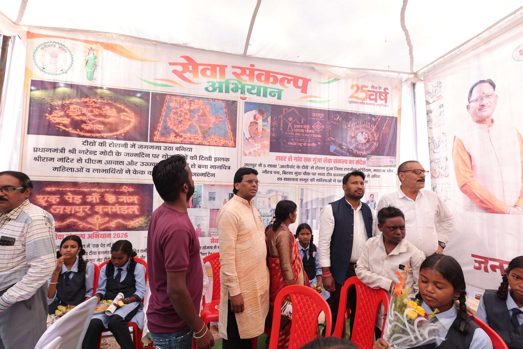 जशपुर के रणजीता स्टेडियम के पास जनसंपर्क विभाग का आकर्षक स्टॉल बना आकर्षण का केंद्र, महिला सशक्तीकरण, ग्रामीण विकास और गरीब कल्याण की योजनाओं की दी गई जानकारी