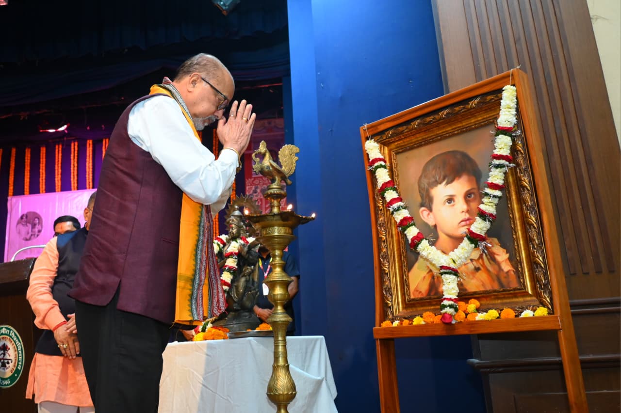 छत्तीसगढ़ की समृद्ध लोककलाओं को डिजिटल माध्यमों से दुनिया तक पहुंचाएं, मोबाइल और इंटरनेट के जरिए प्रदेश की सांस्कृतिक विरासत को मिले वैश्विक पहचान : राज्यपाल रमेन डेका