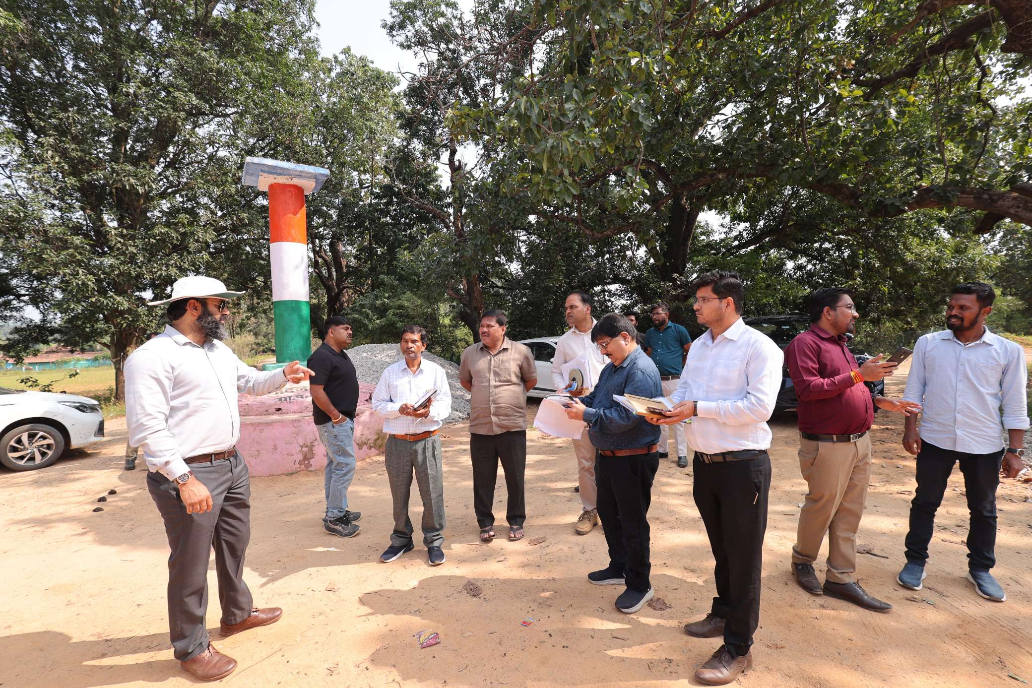 कलेक्टर रोहित व्यास ने दुलदुला में सड़क, पुल-पुलिया और मिनी स्टेडियम निर्माण का किया निरीक्षण, अनुपयोगी पुल पर जताई नाराजगी, 10 दिन में जांच रिपोर्ट और लापरवाही पर कार्रवाई के निर्देश