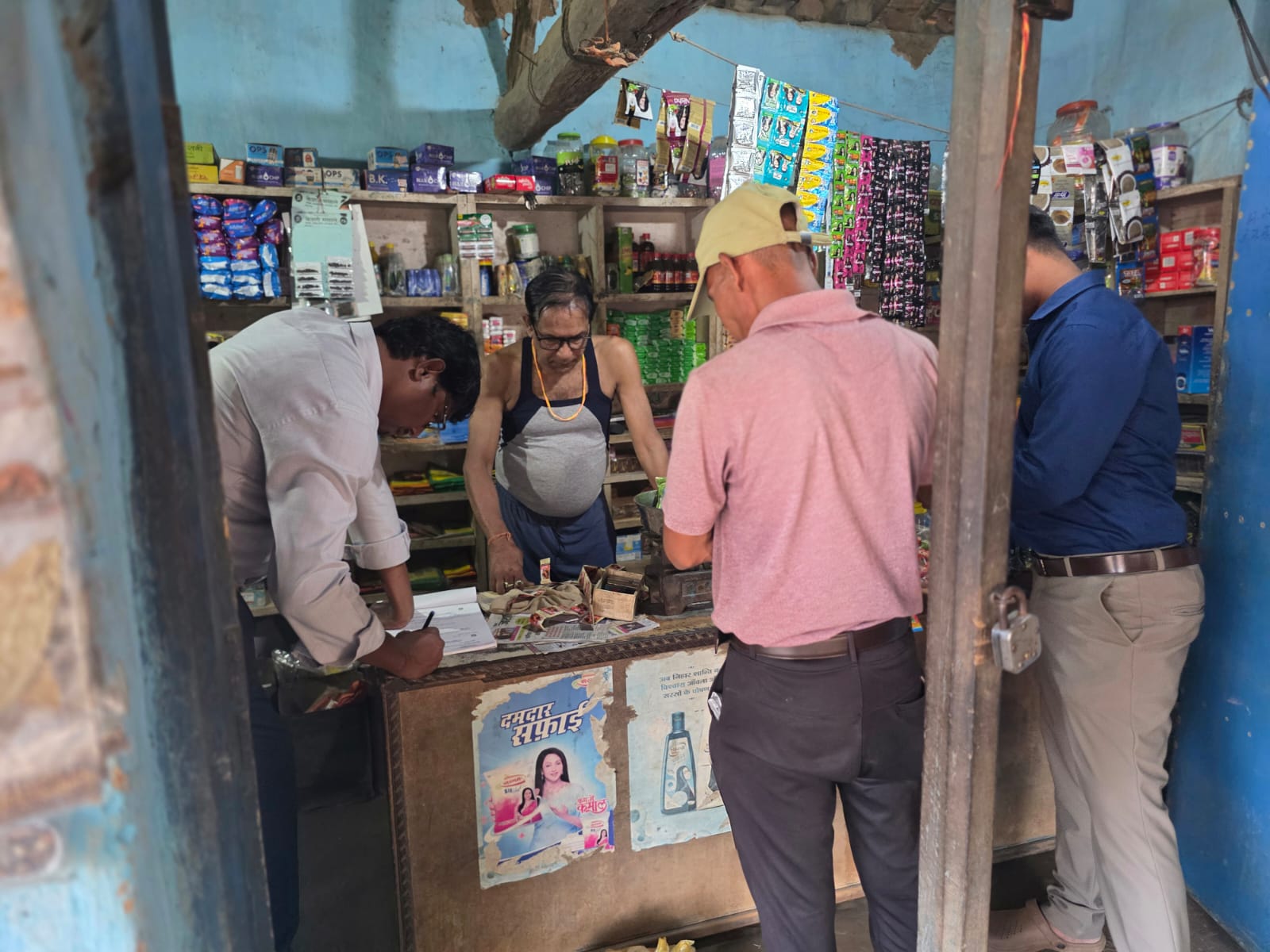 तंबाकू उत्पादों की बिक्री पर प्रशासन सख्त, स्कूलों के आसपास चल रही दुकानों पर संयुक्त कार्रवाई; छह मेडिकल स्टोर्स का भी हुआ निरीक्षण