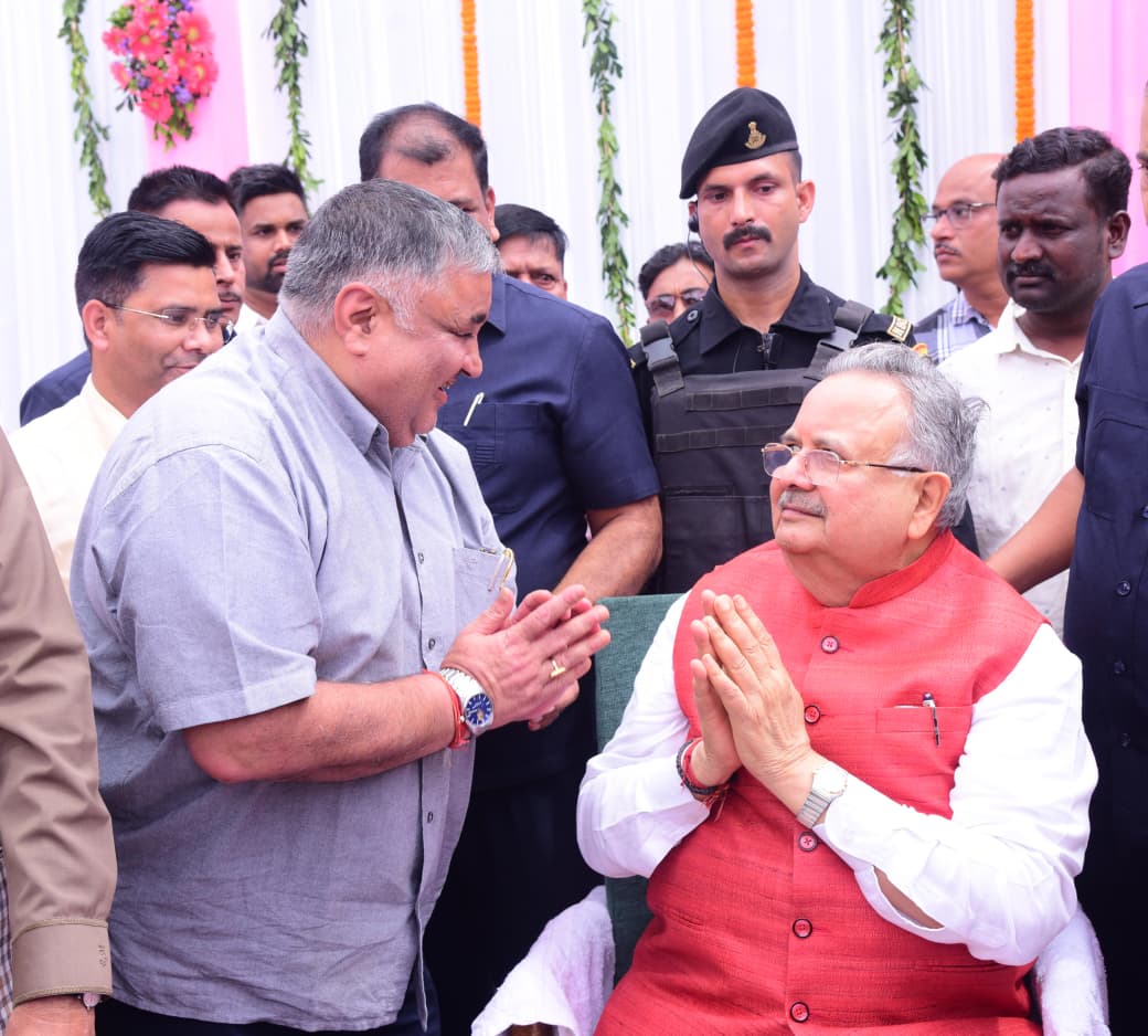 विधानसभा अध्यक्ष डॉ. रमन सिंह को जन्मदिन की बधाई देने पहुंचे पर्यटन मंत्री राजेश अग्रवाल, उत्तम स्वास्थ्य एवं दीर्घायु की कामना कर जताया सम्मान