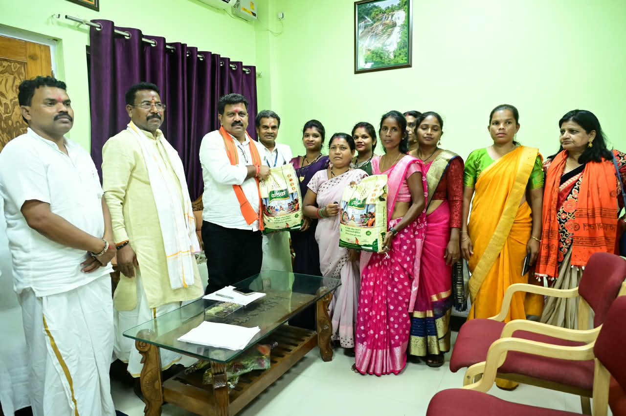 उप मुख्यमंत्री श्री विजय शर्मा से मिलीं माँ दंतेश्वरी महिला किसान उत्पादक कंपनी की सदस्य, उप मुख्यमंत्री ने एनपीओपी प्रमाणन मिलने पर दी बधाई