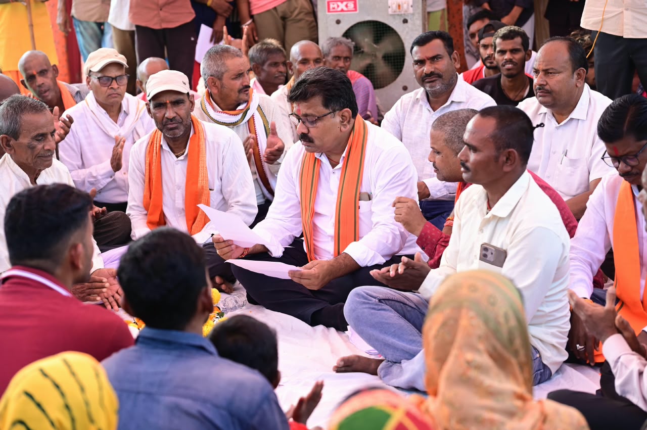 जमीन पर बैठकर ग्रामीणों की सुनी समस्याएं, उप मुख्यमंत्री विजय शर्मा ने 74.80 लाख के विकास कार्यों की दी सौगात