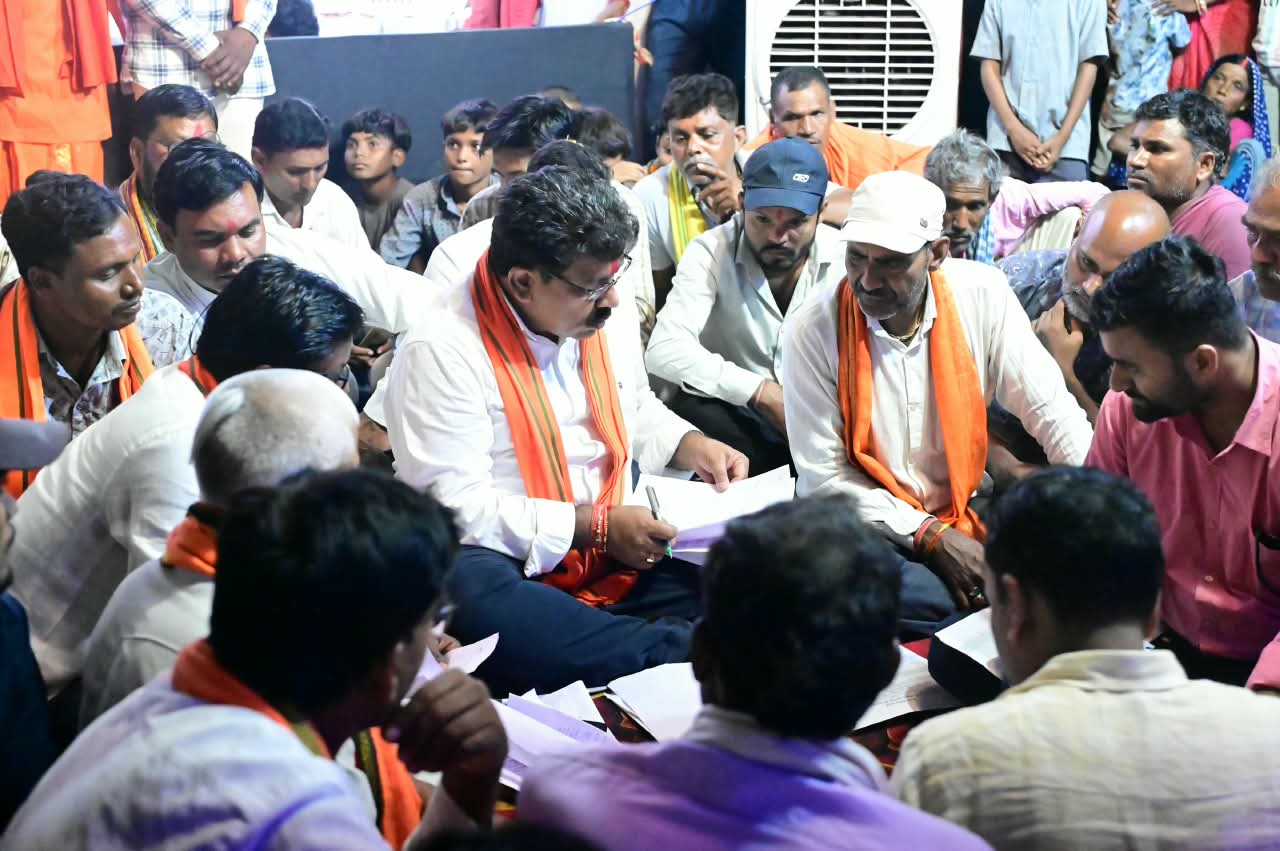  दुर्गा के दरबार में जनसमस्याओं का समाधान, देवी पंडाल में ग्रामीणों के बीच बैठकर उप मुख्यमंत्री विजय शर्मा ने सुनीं समस्याएं, लाखों के विकास कार्यों की घोषणाओं से गांवों को मिली सौगात