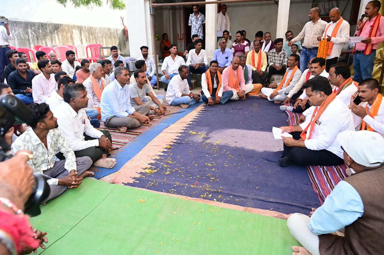 जनता के बीच पहुंचे उपमुख्यमंत्री विजय शर्मा, ग्रामीणों से सीधा संवाद कर सड़क और मंदिरों में रंगमंच निर्माण के लिए की 20.20 लाख रुपए की घोषणा