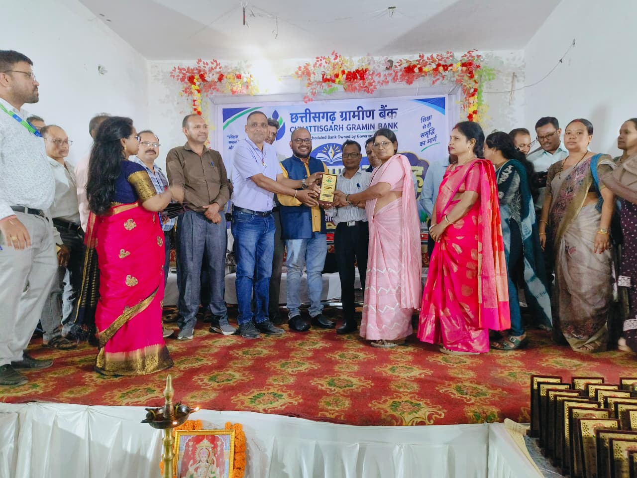शिक्षक सम्मान सम्मेलन में दिखा सम्मान और सहयोग का संगम, छत्तीसगढ़ ग्रामीण बैंक ने शिक्षकों को स्मृति चिन्ह भेंटकर बढ़ाया मान, वित्तीय प्रबंधन के बताए गुर