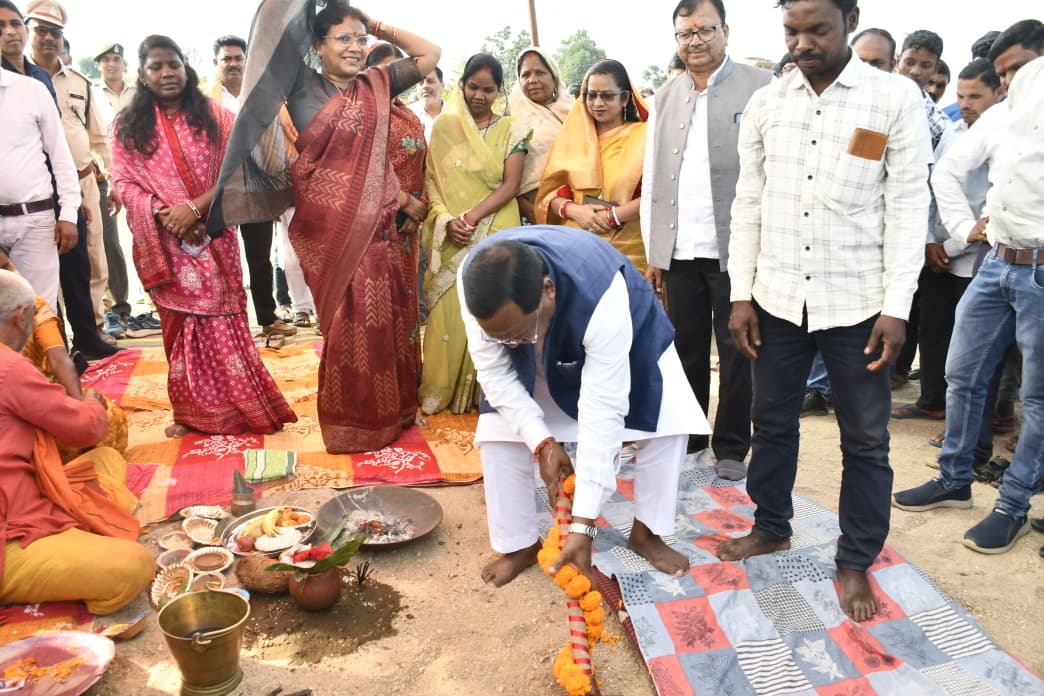 महाअष्टमी पर चलगली क्षेत्र को विकास की बड़ी सौगात, मंत्री रामविचार नेताम ने मोरन नदी पर पुल निर्माण की रखी नींव, स्वास्थ्य, शिक्षा और रोजगार तक पहुंच होगी आसान