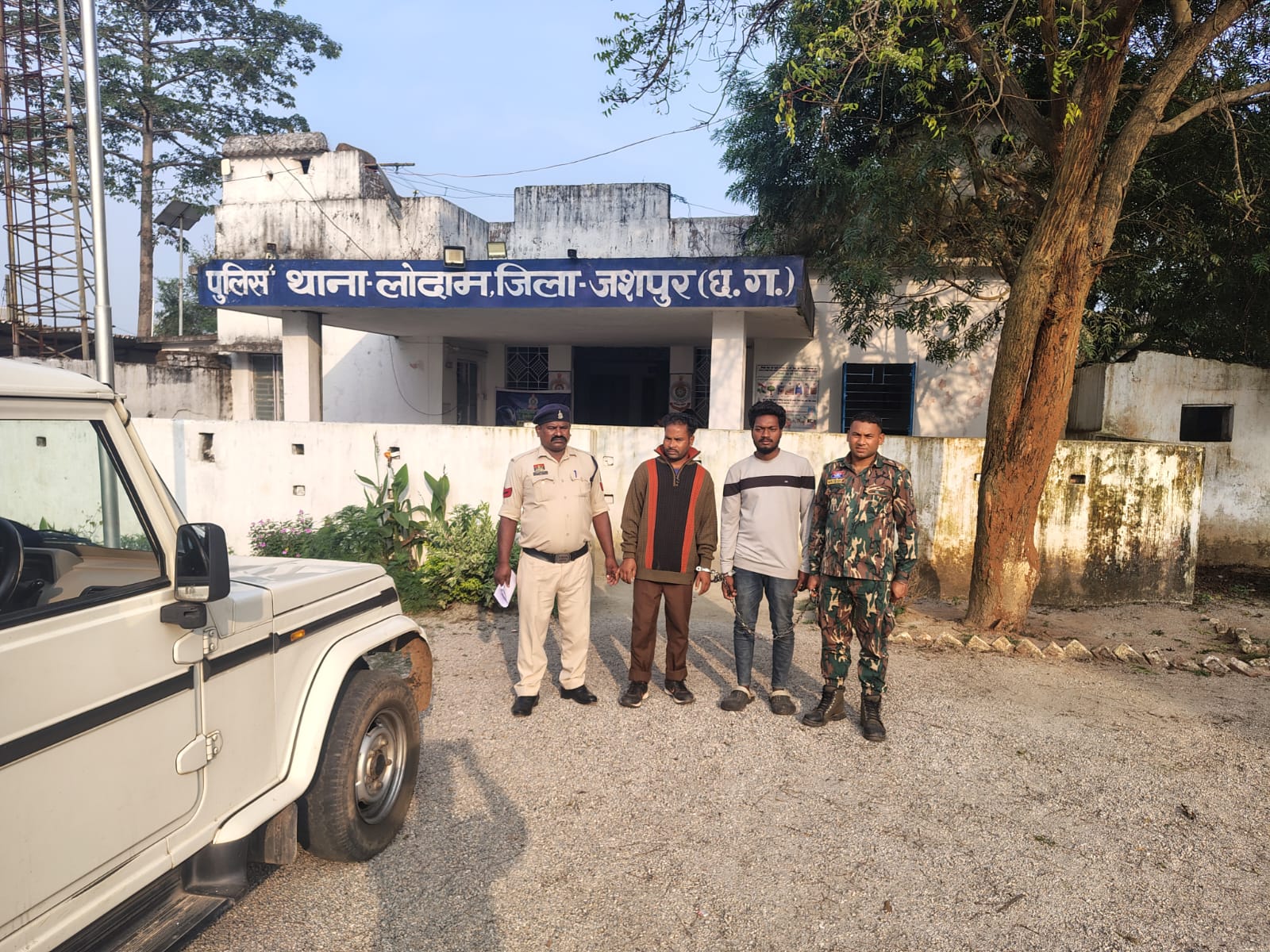 डायल-112 वाहन पर दाउली से हमला, सरकारी गाड़ी के शीशे तोड़े और आरक्षक को किया घायल; दूसरी ओर शादी का झांसा देकर युवती से दुष्कर्म का आरोप, लोदाम पुलिस ने दोनों आरोपियों को भेजा जेल