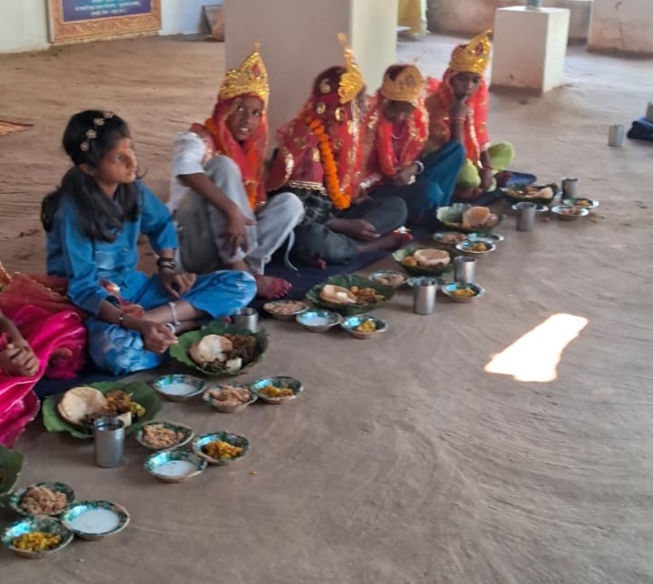 अवधुत आश्रम महुआटोली में श्रद्धा और भक्तिभाव के साथ मनाई गई दुर्गा नवमी, नौ कन्याओं को नवदुर्गा स्वरूप मानकर किया गया विधिवत पूजन, सर्वेश्वरी समूह के ध्वजारोहण के साथ नवरात्रि महोत्सव का हुआ समापन