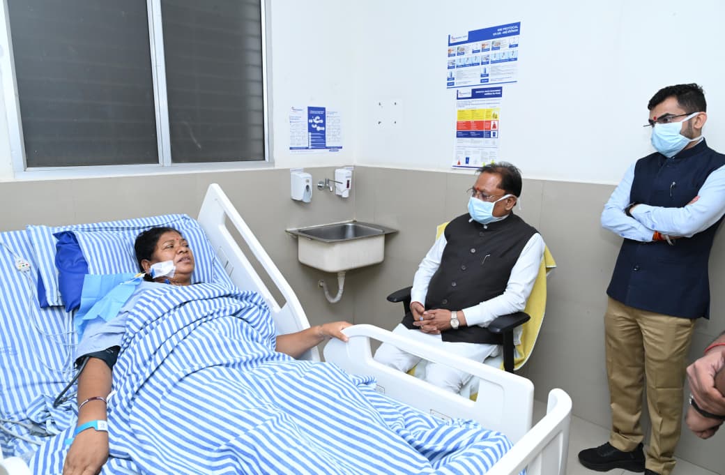 जशपुर विधायक रायमुनि भगत का हालचाल जानने अस्पताल पहुंचे मुख्यमंत्री विष्णुदेव साय, बेहतर स्वास्थ्य और जल्द स्वस्थ होने की जताई कामना