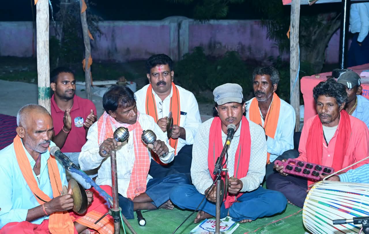 माता की भक्ति में ऐसे रमे उप मुख्यमंत्री विजय शर्मा कि हाथों में थाम लिया मंजीरा, ग्रामीणों के साथ जसगीत गाकर भक्ति रस में झूम उठे