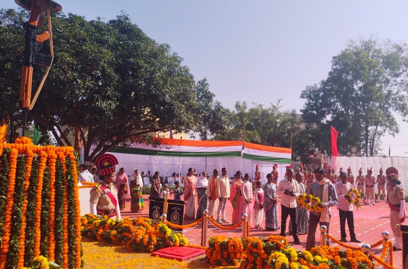पुलिस स्मृति दिवस पर जशपुर में अमर शहीदों को भावभीनी श्रद्धांजलि, 154 वीर पुलिसकर्मियों के बलिदान को किया नमन, जिले के 56 शहीद परिवारों को सम्मानित कर अधिकारियों ने जाना हालचाल