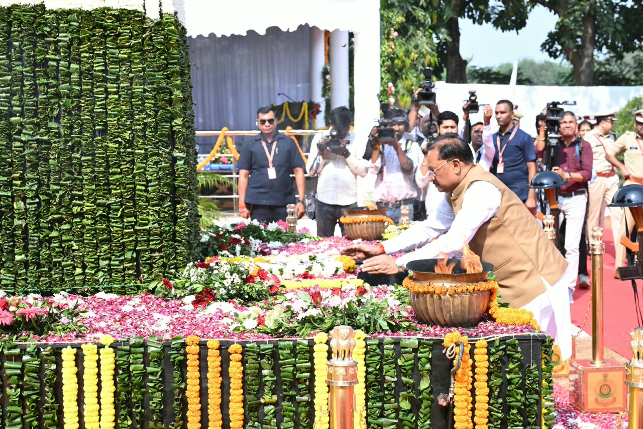 पुलिस स्मृति दिवस पर मुख्यमंत्री विष्णुदेव साय ने अमर शहीदों को किया नमन, कहा&mdash;जवानों के शौर्य और बलिदान से छत्तीसगढ़ में मजबूत हुई शांति-सुरक्षा की नींव, शहीद परिवारों के सम्मान और कल्याण के लिए सरकार प्रतिबद्ध