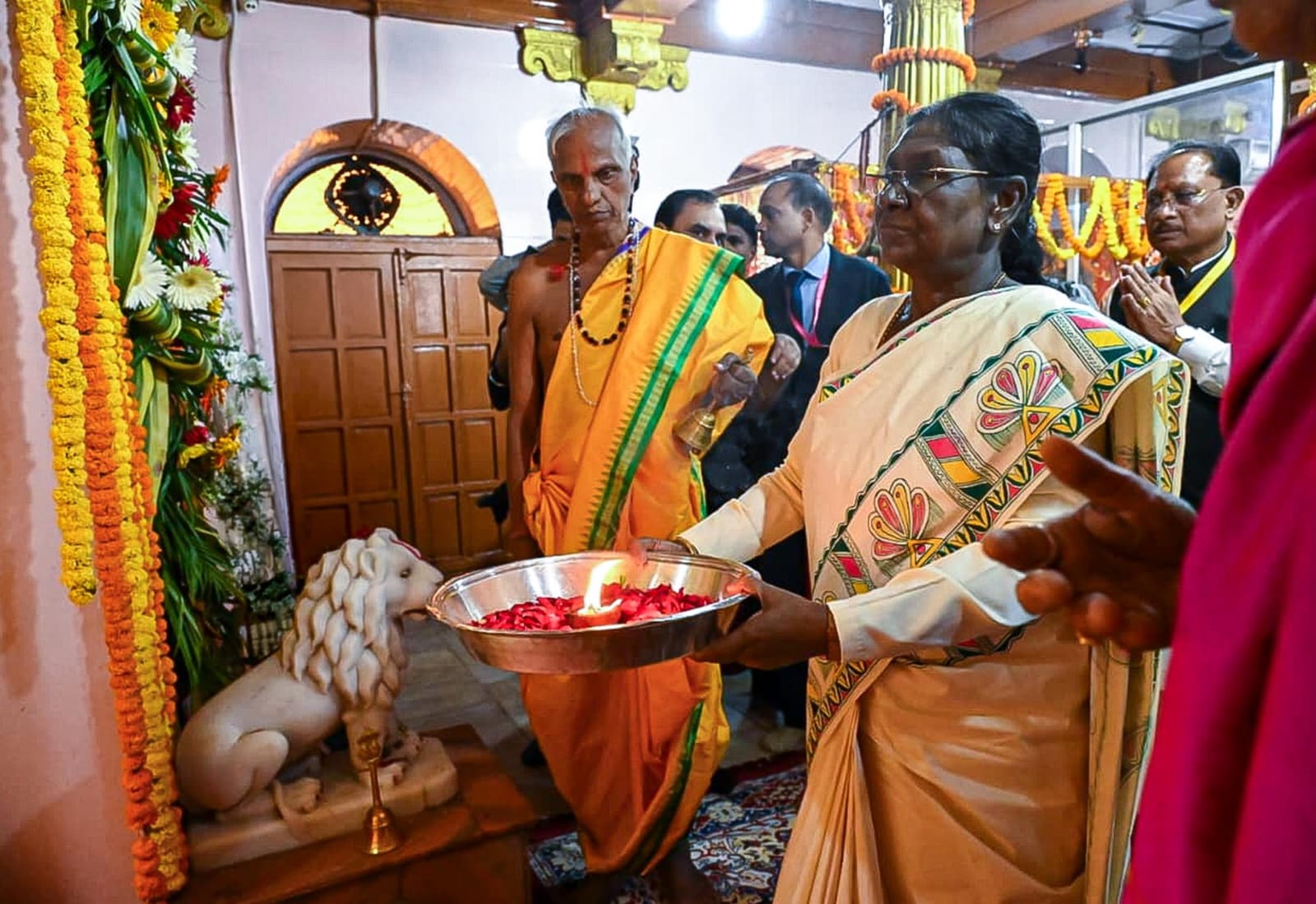 राष्ट्रपति द्रौपदी मुर्मु ने माँ दंतेश्वरी के दरबार में टेका मत्था, देशवासियों की सुख-समृद्धि और खुशहाली की कामना