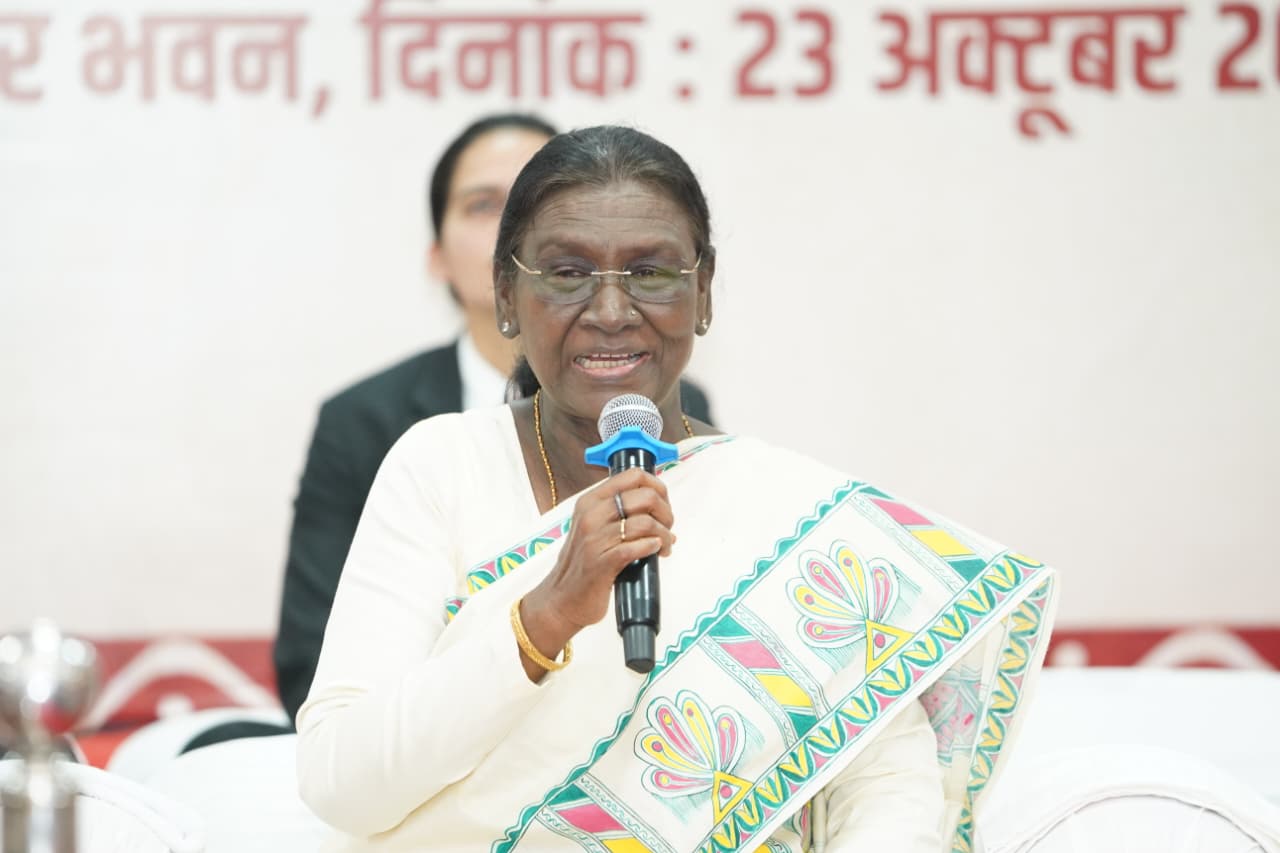 मैं भी मांझी की बेटी हूं&rdquo; मुरिया दरबार में राष्ट्रपति द्रौपदी मुर्मु ने आदिवासी समाज से साझा किया अपना गहरा जुड़ाव, पीढ़ियों से चली आ रही परंपरागत सामाजिक व्यवस्था की सराहना कर संस्कृति संरक्षण और बच्चों की शिक्षा पर दिया जोर