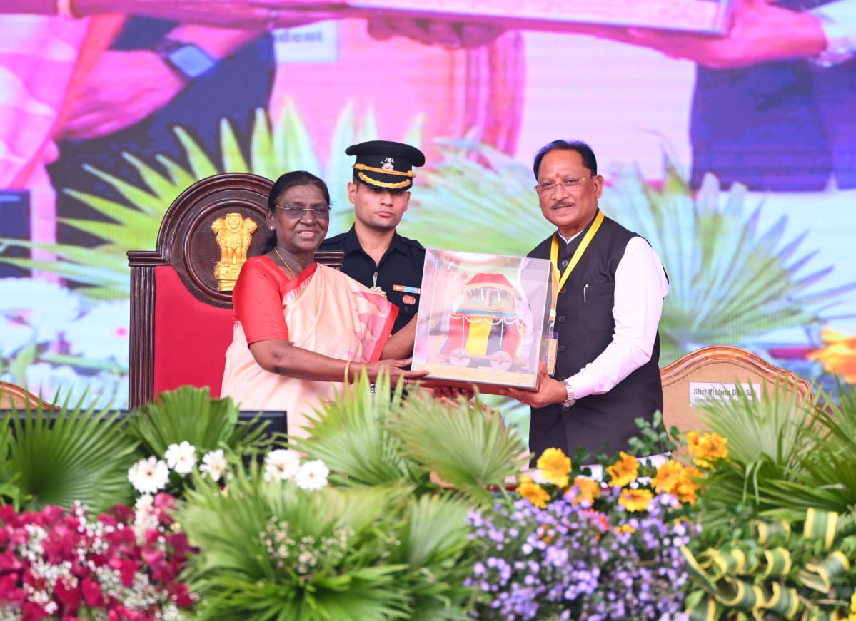 . राष्ट्रपति द्रौपदी मुर्मु ने बस्तर दशहरा की अनूठी परंपराओं, जनजातीय संस्कृति और मुरिया दरबार की लोकतांत्रिक व्यवस्था को बताया भारत की सांस्कृतिक विरासत का गौरव,
