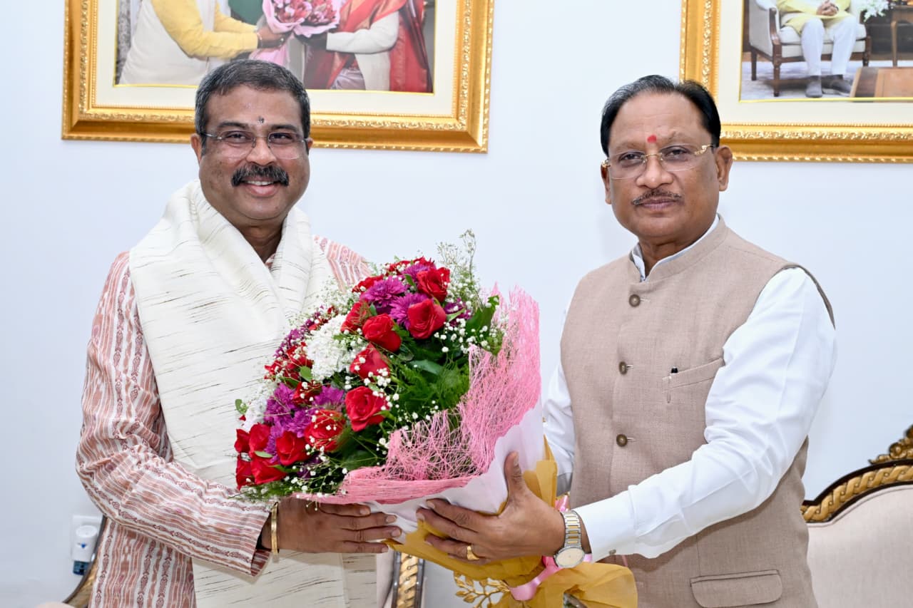 मुख्यमंत्री निवास में विष्णु देव साय और धर्मेंद्र प्रधान की मुलाकात, आत्मीय स्वागत के साथ समसामयिक मुद्दों पर चर्चा