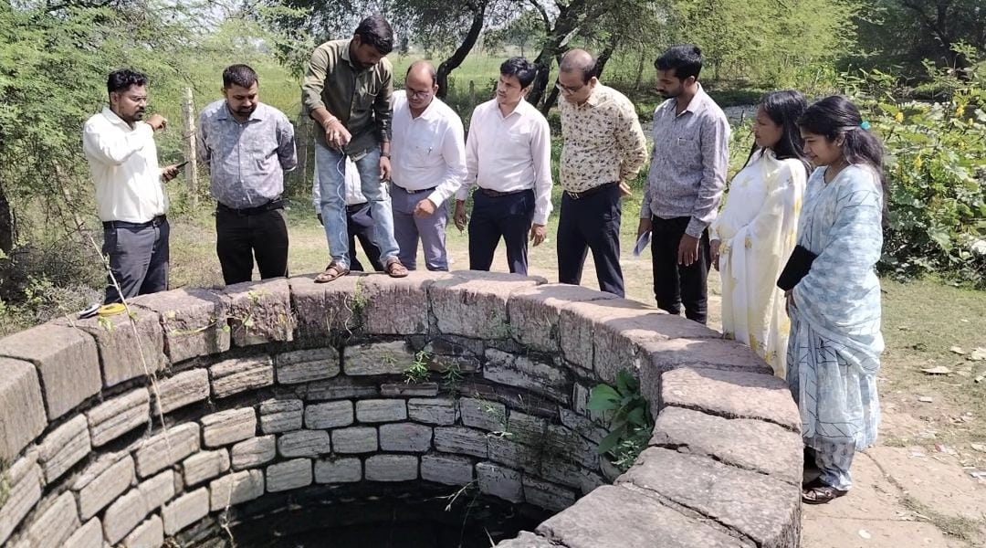 बेमेतरा की ग्राम पंचायतों में विकास कार्यों की जमीनी हकीकत जानने पहुंचे आयुक्त तारन प्रकाश सिन्हा, रोजगार सृजन से लेकर जल संरक्षण और फलदार वृक्षारोपण कार्यों का लिया जायजा