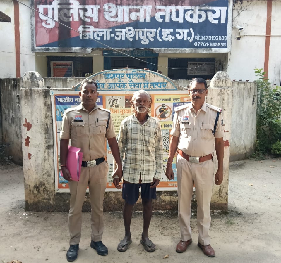 जमीन के लिए खूनी संघर्ष! रात में फूफा के घर पहुंचा संतोष, विवाद के बाद कुल्हाड़ी से हमला कर हत्या का आरोप, आंगन में मिला शव; तपकरा पुलिस ने आरोपी को भेजा जेल