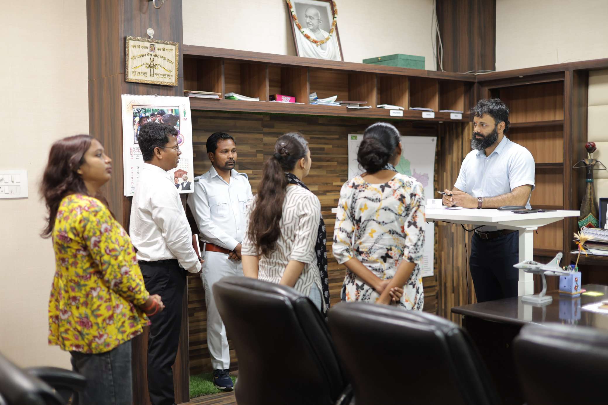 जशपुर कलेक्ट्रेट में जनदर्शन के दौरान कलेक्टर रोहित व्यास ने सुनी लोगों की मांगें और शिकायतें, अधिकारियों को दिए त्वरित निराकरण के निर्देश