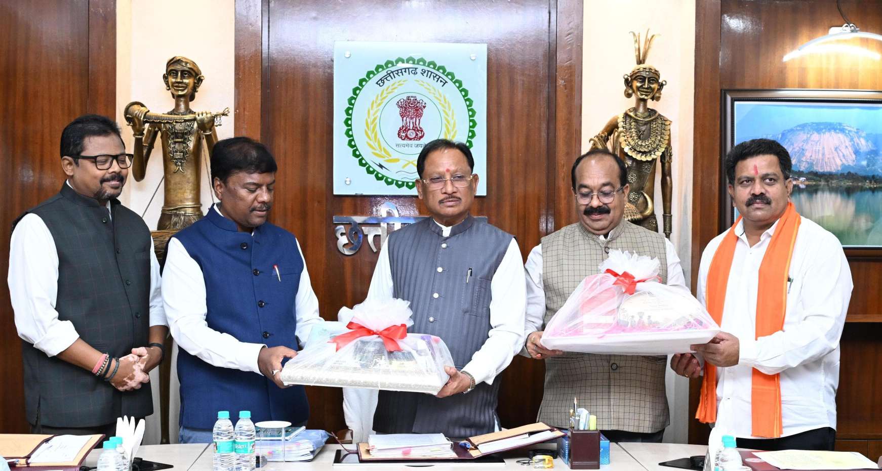 छत्तीसगढ़ की वन संपदा और मातृशक्ति के परिश्रम को मिलेगी नई पहचान, मुख्यमंत्री विष्णुदेव साय ने किया &lsquo;छत्तीसगढ़ हर्बल्स&rsquo; के दिवाली गिफ्ट पैक का लोकार्पण