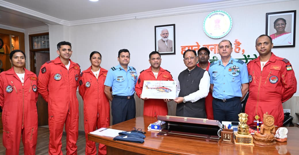 मुख्यमंत्री विष्णुदेव साय से मिली भारतीय वायु सेना की सारंग टीम, 2 नवंबर को नवा रायपुर के आसमान में दिखेगा हेलीकॉप्टरों का अद्भुत शौर्य