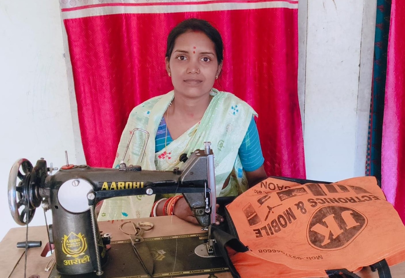 महतारी वंदन योजना से पद्मिनी यादव को मिला आर्थिक संबल, सिलाई मशीन से संवार रहीं परिवार का भविष्य
