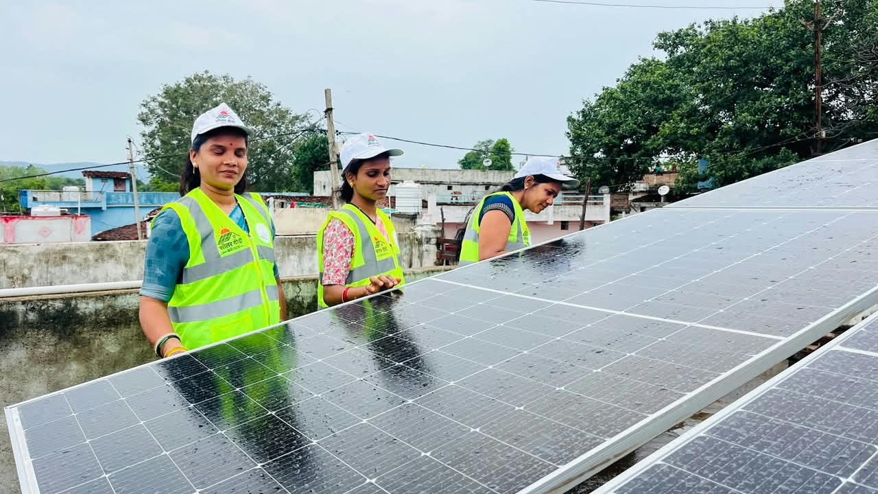 छत्तीसगढ़ की 801 महिलाएं बनेंगी सोलर दीदी, सौर ऊर्जा के क्षेत्र में आत्मनिर्भरता की नई इबारत लिख रहीं ग्रामीण महिलाएं