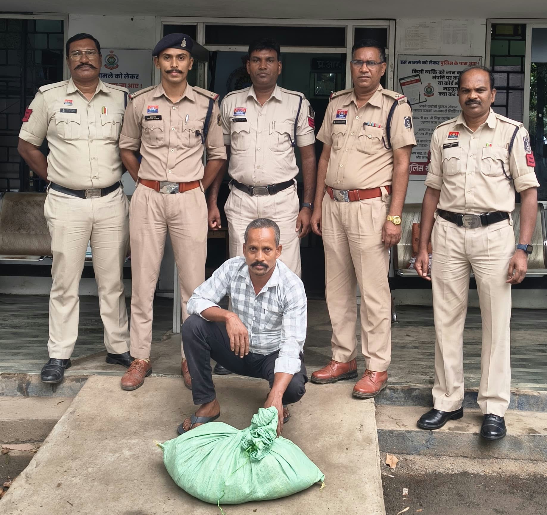 ऑपरेशन आघात से नशे के अवैध कारोबारियों पर शिकंजा, खरसिया पुलिस ने ₹2.50 लाख का गांजा किया जब्त, 43 वर्षीय आरोपी गिरफ्तार