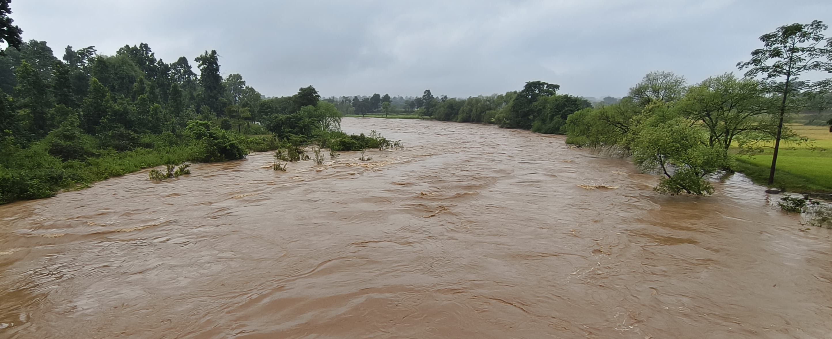 अर्नव चक्रवात का असर: दो दिनों की मूसलाधार बारिश से थमी जनजीवन की रफ्तार, सड़कों पर पसरा सन्नाटा, ईब नदी लबालब तो नदी-नाले में भी भरा पानी