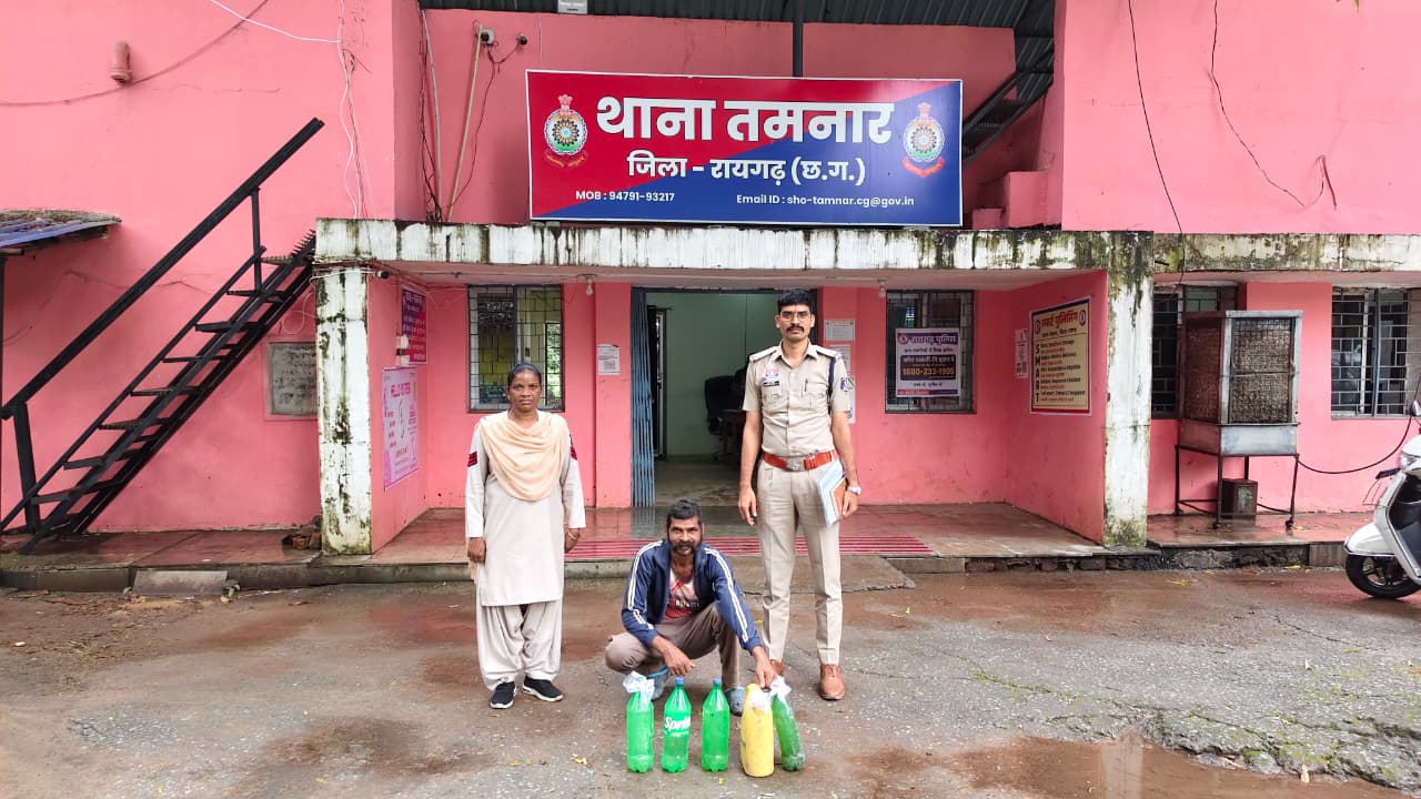 घर में महुआ शराब का अवैध कारोबार चला रहा था आरोपी, मुखबिर की सूचना पर पुलिस ने दी दबिश, 13 लीटर शराब और बिक्री की रकम जब्त