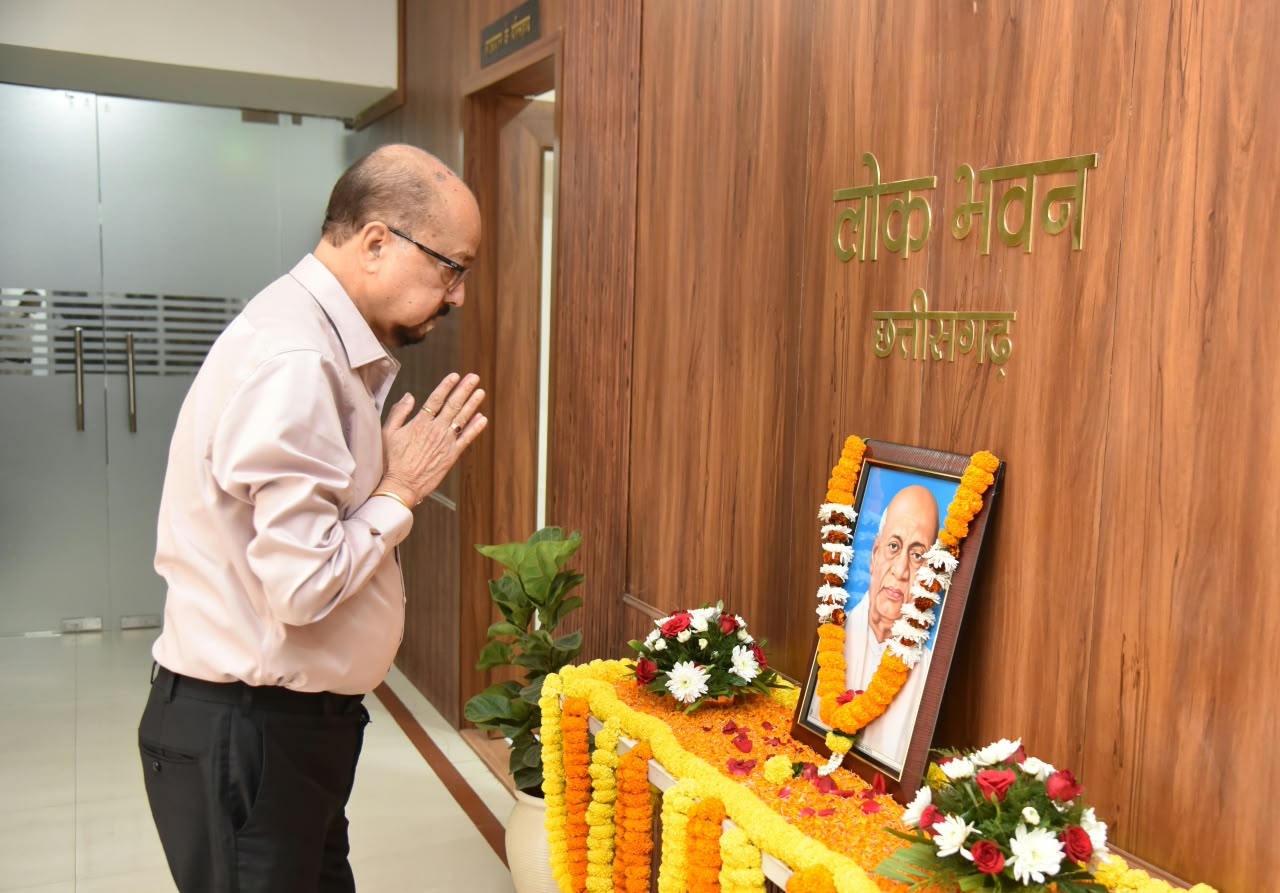 लौह पुरुष सरदार वल्लभभाई पटेल की 151वीं जयंती पर राज्यपाल रमेन डेका ने किया नमन, लोकभवन में अर्पित की पुष्पांजलि