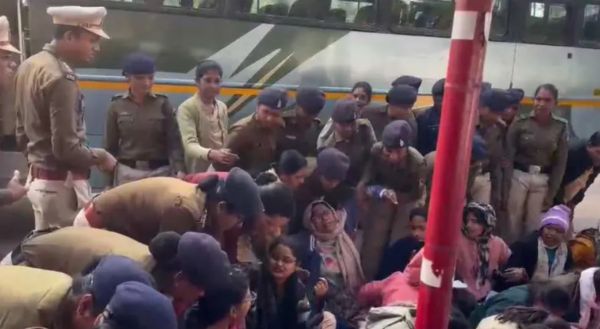 बर्खास्त महिला शिक्षकों का मंत्री के बंगले के बाहर  प्रदर्शन, समायोजन की मांग को लेकर नारेबाजी