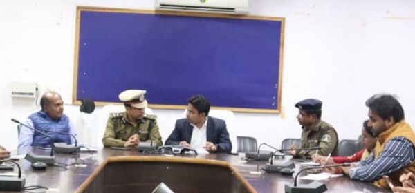 जिला पंचायत सीईओ की अध्यक्षता में आज  कलेक्टरेट सभाकक्ष में नगरीय निकाय और त्रिस्तरीय पंचायत चुनाव के संबंध में हुई प्रेस वार्ता,पुलिस अधीक्षक ने सुरक्षा के संबंध में दी जानकारी