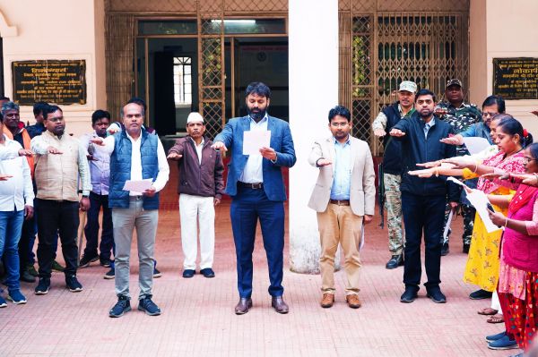 राष्ट्रीय मतदाता दिवस पर कलेक्टर रोहित व्यास ने शासकीय कार्यालयों में अधिकारियों और कर्मचारियों&nbsp; को दिलाई&nbsp; मतदान की शपथ