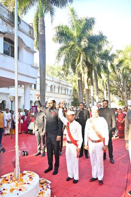 गणतंत्र दिवस पर कलेक्टोरेट परिसर में रोहित व्यास ने फहराया राष्ट्रीय ध्वज,संविधान की उद्देशिका की पूर्ति हमारा लक्ष्य: कलेक्टर श्री व्यास