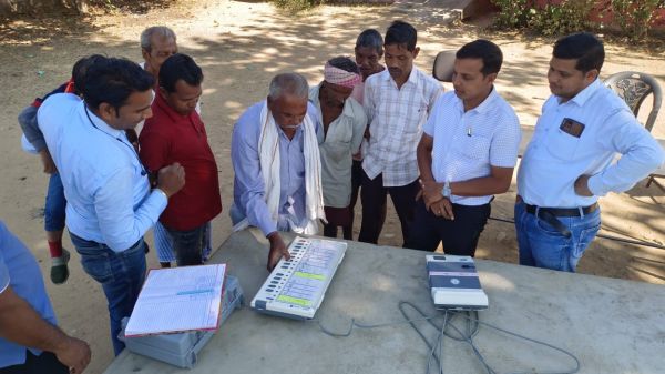 जागव-वोटर जाबो कार्यक्रम के तहत&nbsp;नगर पंचायतों के वार्डों में ईवीएम का प्रदर्शन करके लोगों मतदान के लिए किया जा रहा जागरूक&nbsp;