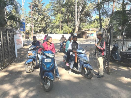 कर्मचारियों के कार्यलय पहुचने पर रखी जा रही है नजर, कलेक्टोरेट कार्यालय में सीट बेल्ट और हेल्मेंट नहीं लगाने वाले कर्मचारियों को आज दी गई पहली समझाईश