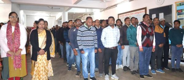 भारत के स्वंत्रता संग्राम में प्राणों की आहुति देने वाले शहीदों की स्मृति में&nbsp;शासकीय कार्यालयों में किया गया 2 मिनट का मौन धारण