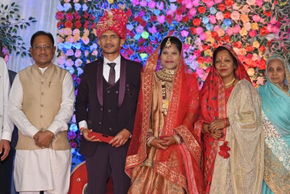 ममेरे भाई की शादी में पहुंचकर मुख्यमंत्री श्री साय&nbsp; ने भाई ओर बहू को नवजीवन की शुरुआत पर दिया आशीर्वाद