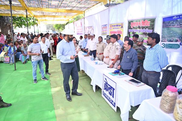 सुशासन शिविर : दूरस्थ अंचलों के गांव तक प्रशासन&nbsp; शिविर लगा कर लोगों की समस्याओं का कर रहा है&nbsp; निराकरण लाभार्थियों को किया गया सामग्री वितरण