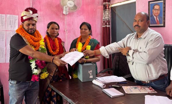 Panchayat Chunav: नवरतन बंग बने उप सरपंच,पांच वोटों से जीता चुनाव तो ग्रामीणों ने मनाया जश्न,