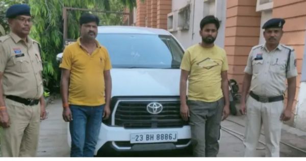 वाहन चेकिंग के दौरान इनोवा कार में बनाये गए लाकर से निकले डेढ़ करोड़ से अधिक की नगदी नोट, रुपये के साथ दो अन्तर्राजीय आरोपी गिरप्तार