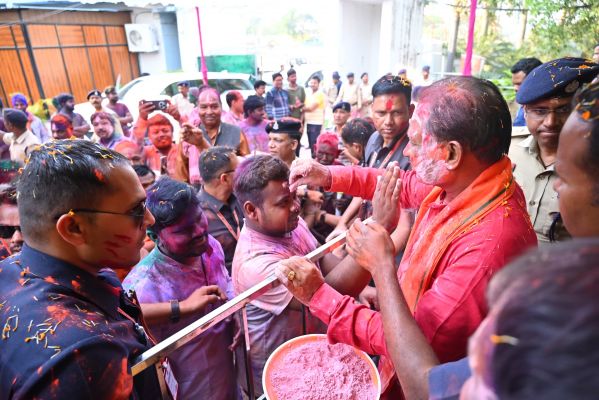 मुख्यमंत्री ने प्रदेशवासियों को होली की दी शुभकामनाएं&nbsp; बगिया में सरल सहज मुख्यमंत्री से मिलने पहुंचे लोगों और होली की दी शुभकामनाएं&nbsp;